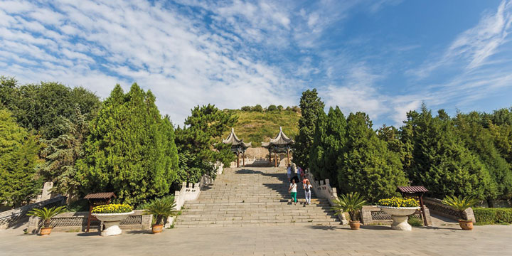 Zhaojun Temple